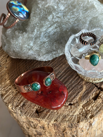 Zümrüt Taşlı El Yapımı Bakır Bileklik