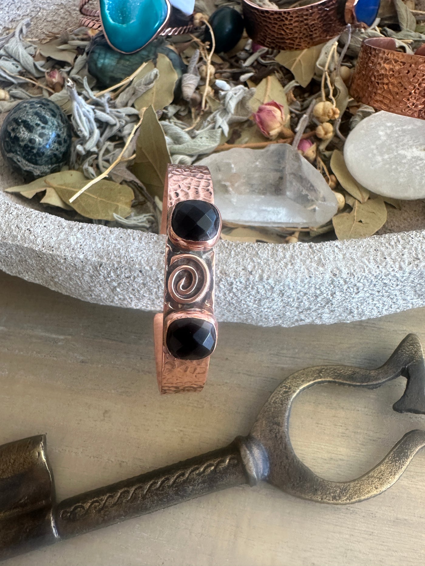 El Yapımı Siyah Oniks ve Spiral Motifli Bakır Bileklik