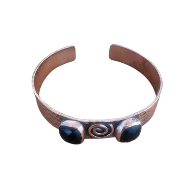 El Yapımı Siyah Oniks ve Spiral Motifli Bakır Bileklik