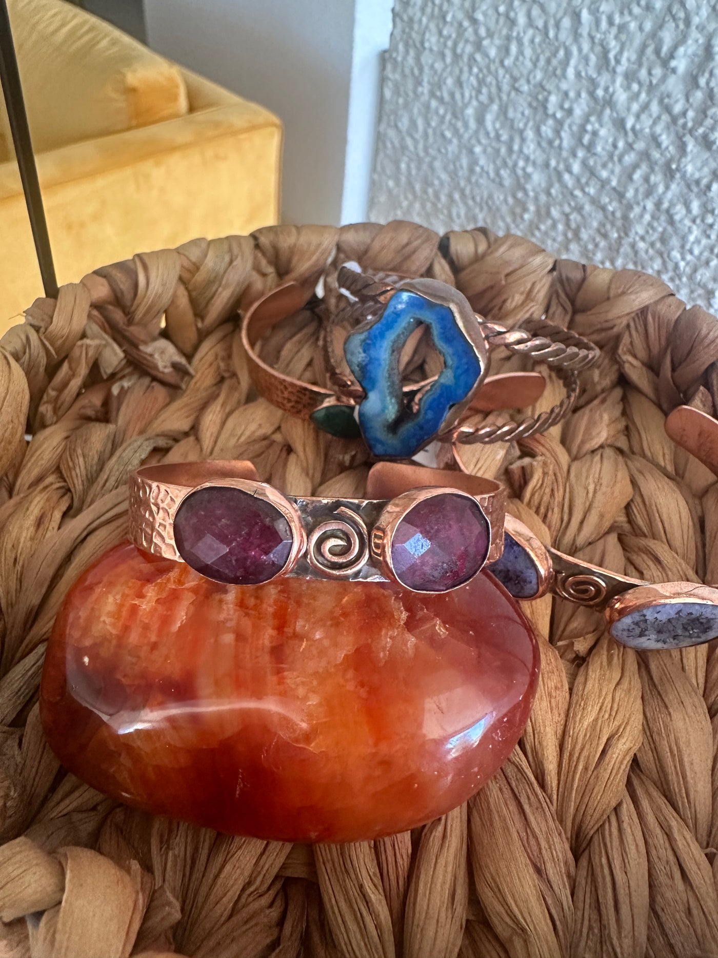 El Yapımı Kök Yakut ve Spiral Motifli Bakır Bileklik