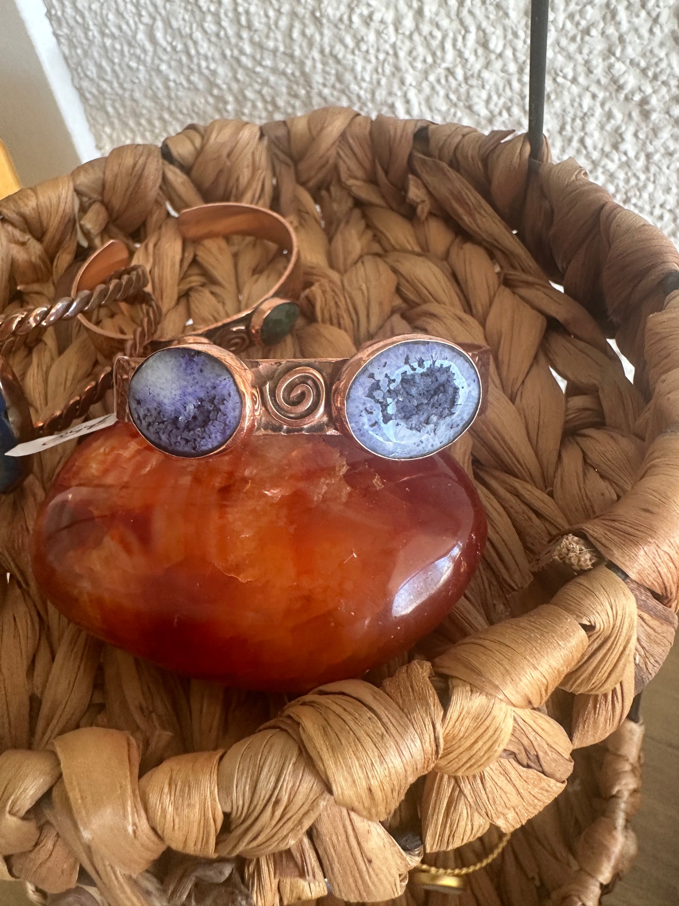 El Yapımı Mavi Druzy Kuvars ve Spiral Motifli Bakır Bileklik