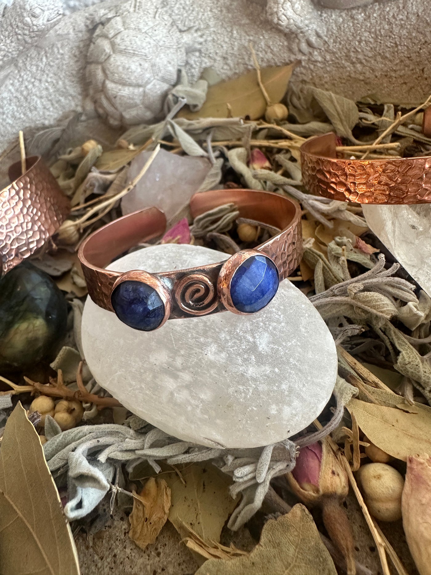 El Yapımı Lapis Lazuli Spiral Bakır Bileklik