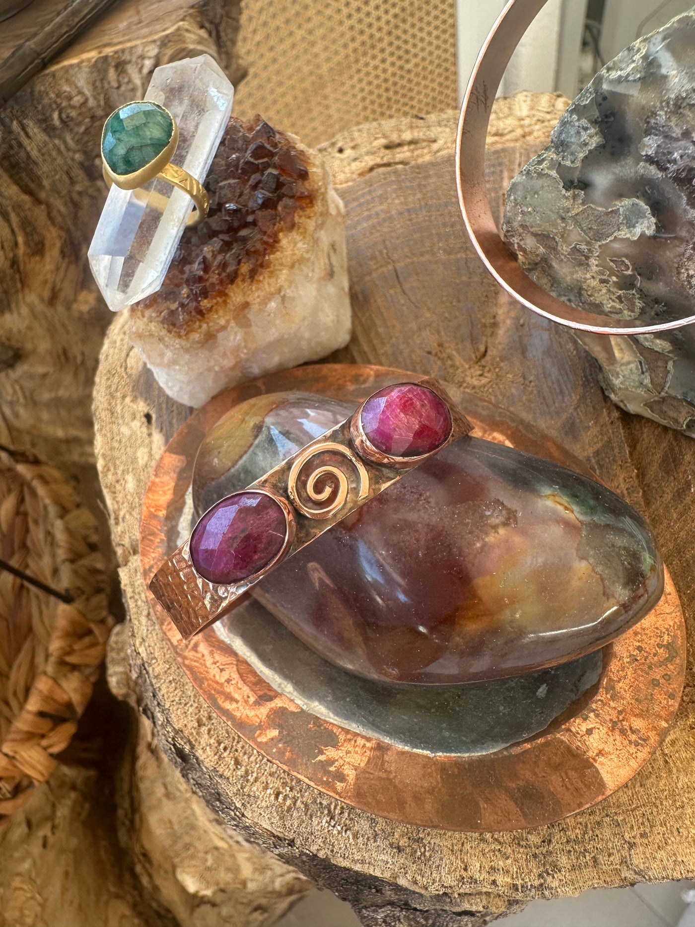 El Yapımı Kök Yakut ve Spiral Motifli Bakır Bileklik